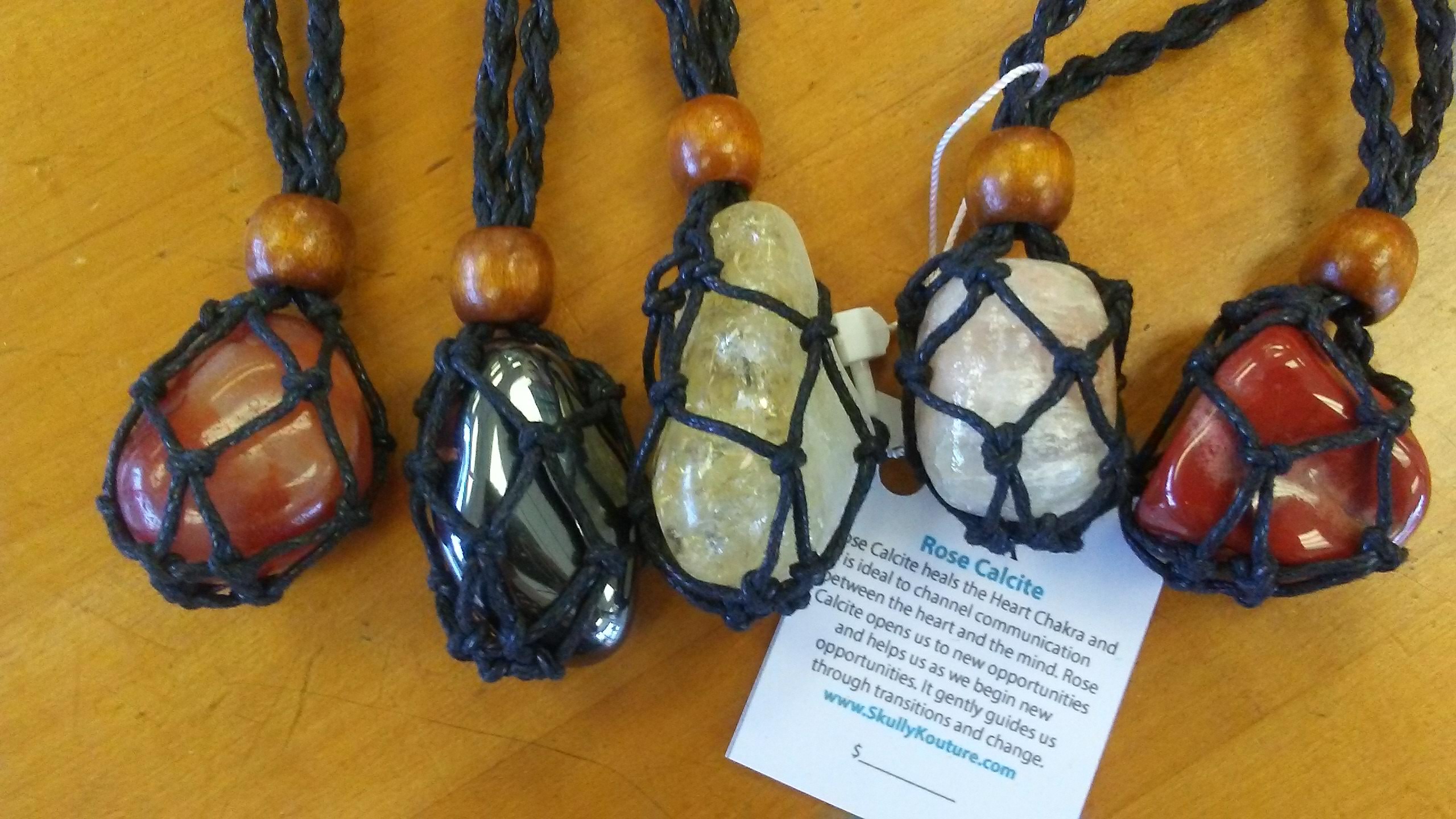 Gemstone-pendants-with-net